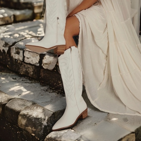 1MIIM Luxurious White on White Festival Heeled Cowboy Boot 8.0 - Picture 1 of 11